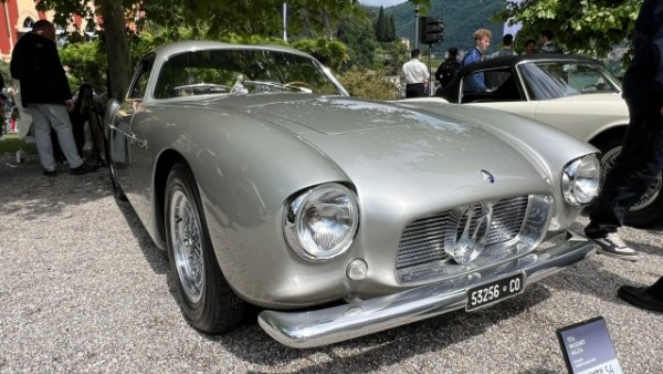 Произведени са само 60 Maserati A6G/54 , от които само 20  с каросерия Zagato . Примерът, представен във Villa d'Este, е точно един от тях и напълно изразява стила на миланския производите - баланс между красота и конкуренция. Каросерията е направена от алуминий. Двойните "гърбици" на Zagato, които днес са елемент на стил, някога са били проектирани да оставят повече място за главата на водача с каска. 

Автомобилът е построен за Луиджи Форнасари с цел участие в Mille Miglia през 1956 г., но претърпява инцидент и сериозни щети. Върнат е в Zagato, където еебоядисан в метално сребристо и актуализиран с нови ексклузивни елементи на каросерията. През следващите години сменя собствениците си няколко пъти и реставриран чедто. Дори променяй оригиналния си цвят до 2000 г., когато се връща към сребристо.